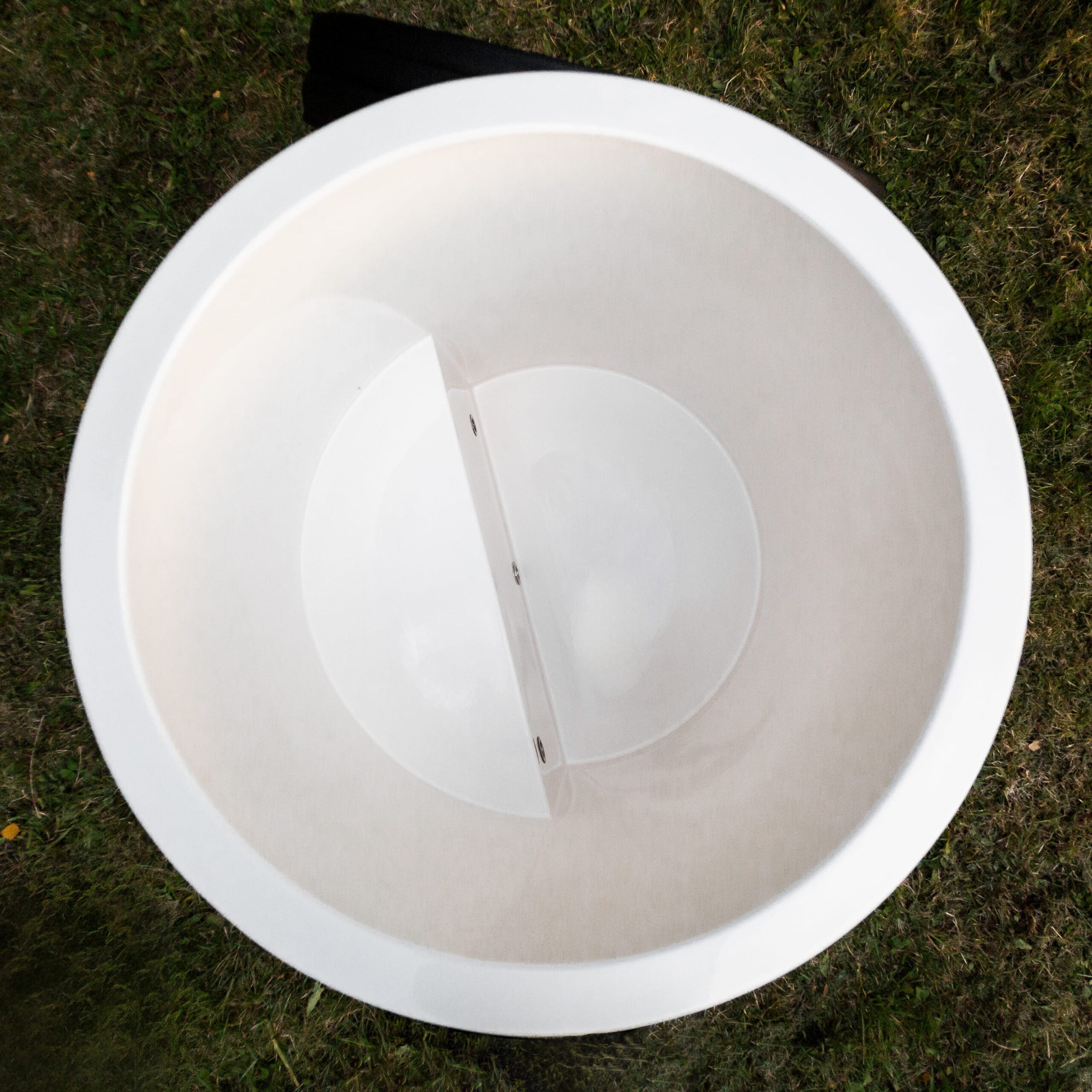 Einzelbadewanne aus Fiberglas mit Kaltwasseranschluss – Verkleidung aus WPC-Kunststoff