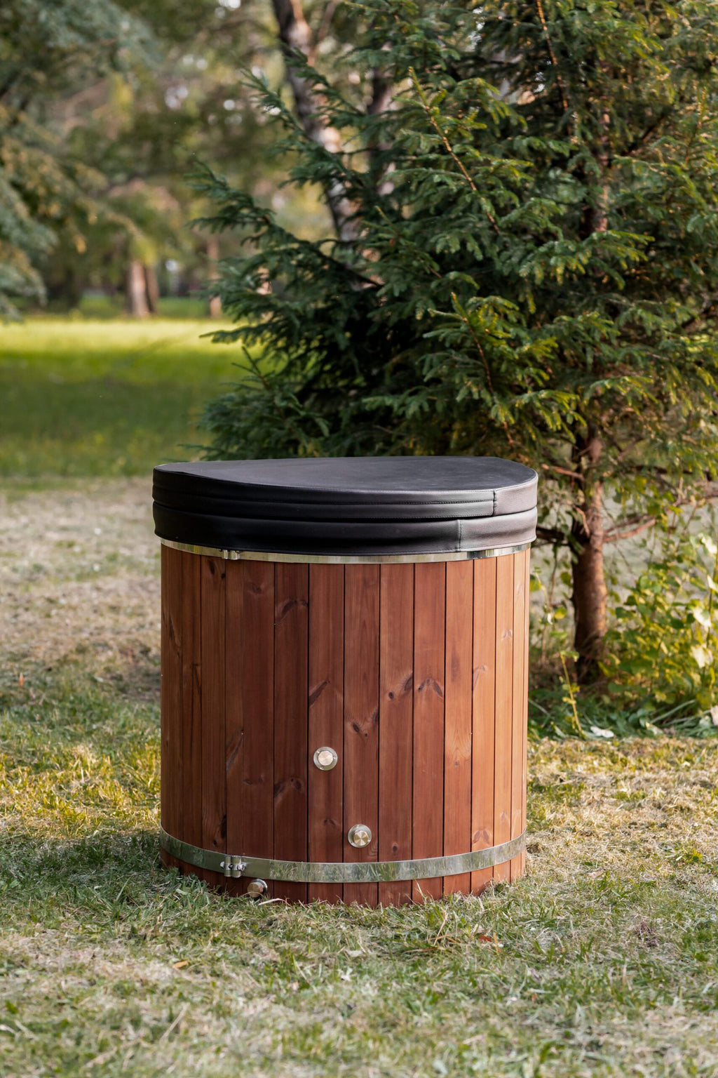 Einzelbadewanne aus Fiberglas mit Kaltwasseranschluss – Verkleidung aus WPC-Kunststoff