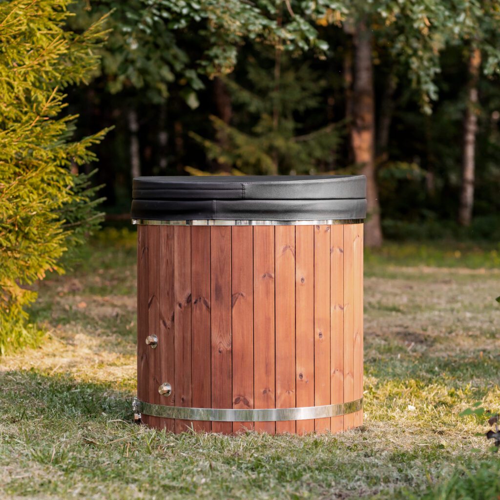 Einzelbadewanne aus Fiberglas mit Kaltwasseranschluss – Verkleidung aus WPC-Kunststoff