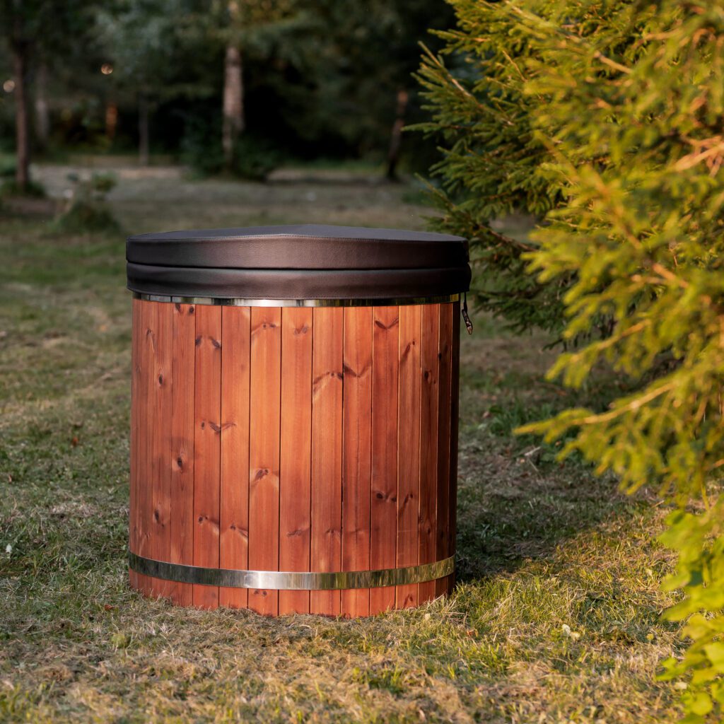 Einzelbadewanne aus Fiberglas mit Kaltwasseranschluss – Verkleidung aus WPC-Kunststoff