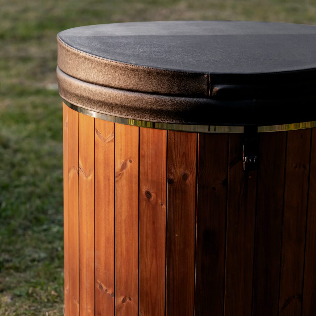 Einzelbadewanne aus Fiberglas mit Kaltwasseranschluss – Verkleidung aus WPC-Kunststoff