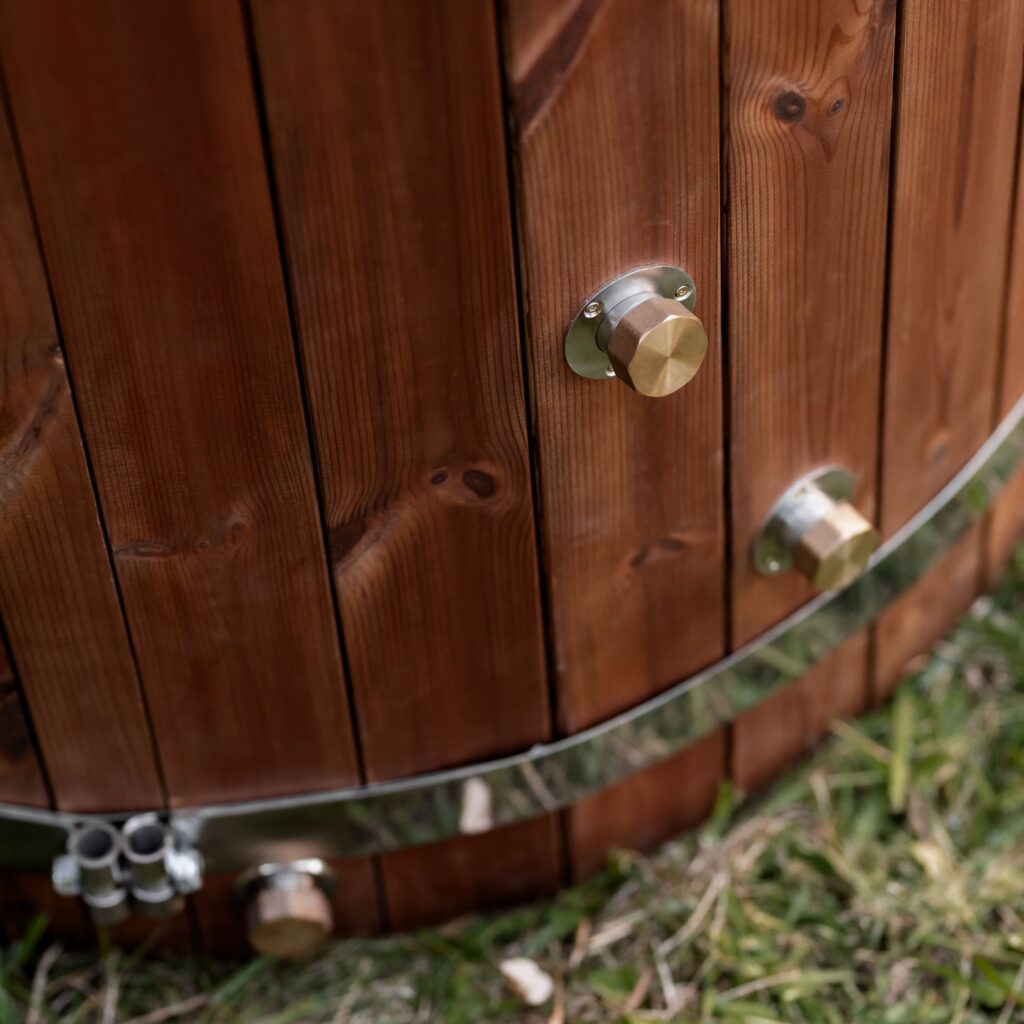 Fiberglas-Badewanne für eine Person mit Kaltwasser – Verbranntes Holz